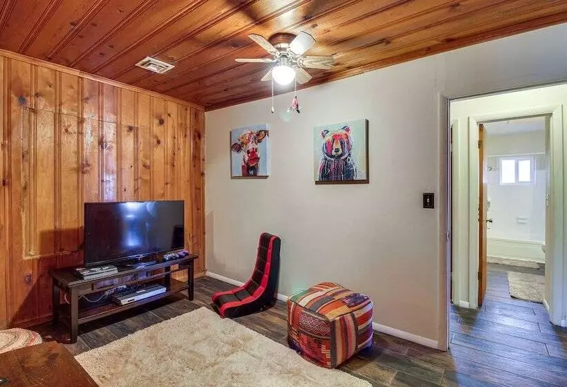 Furnished Porch + Gas Grill: Lakeside Cottage Stay