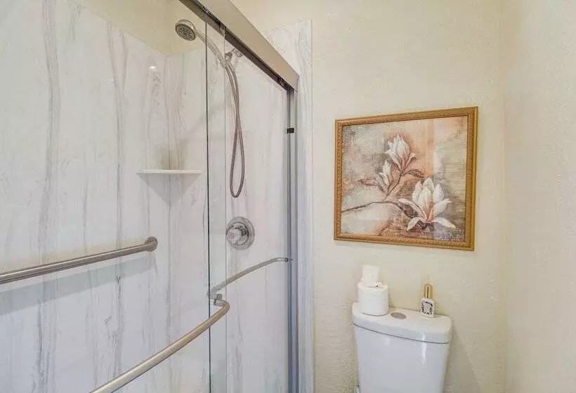 Furnished Porch + Gas Grill: Lakeside Cottage Stay