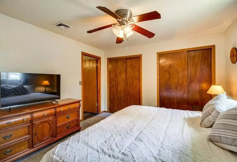 Furnished Porch + Gas Grill: Lakeside Cottage Stay