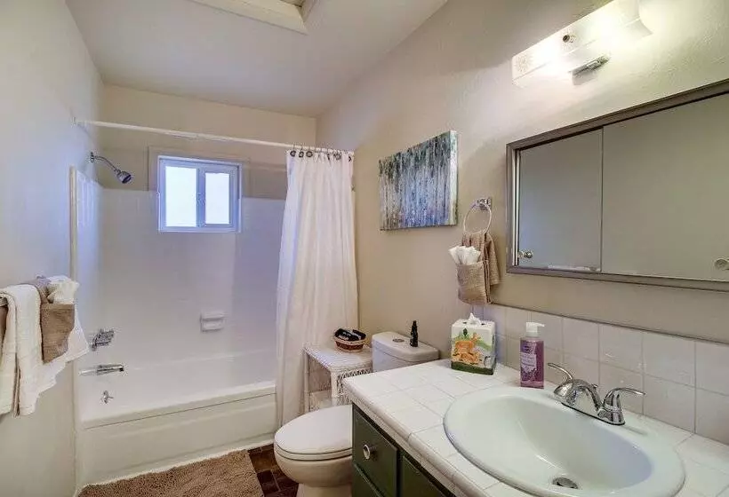 Furnished Porch + Gas Grill: Lakeside Cottage Stay