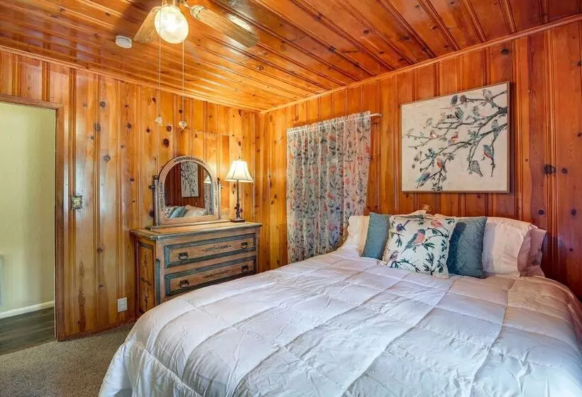 Furnished Porch + Gas Grill: Lakeside Cottage Stay