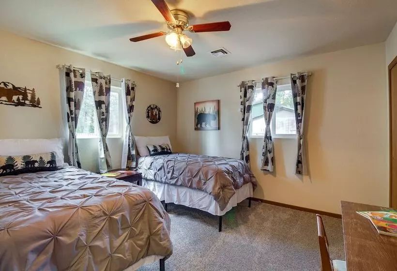 Furnished Porch + Gas Grill: Lakeside Cottage Stay