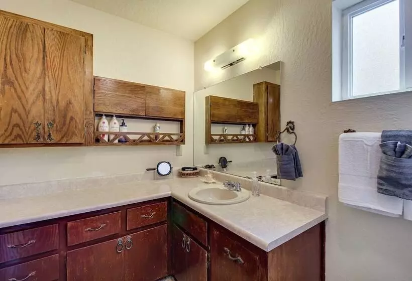 Furnished Porch + Gas Grill: Lakeside Cottage Stay