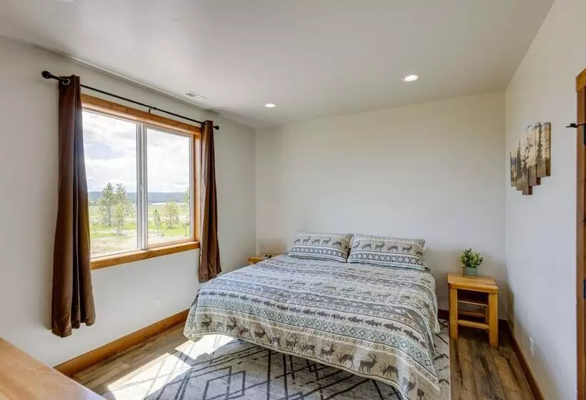 Mountain View Island Park Cabin Near Outdoor Rec!