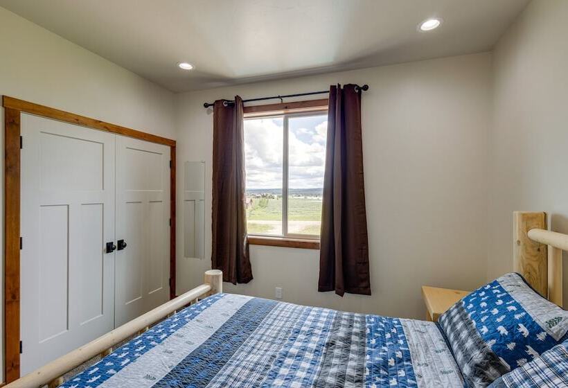 Mountain View Island Park Cabin Near Outdoor Rec!