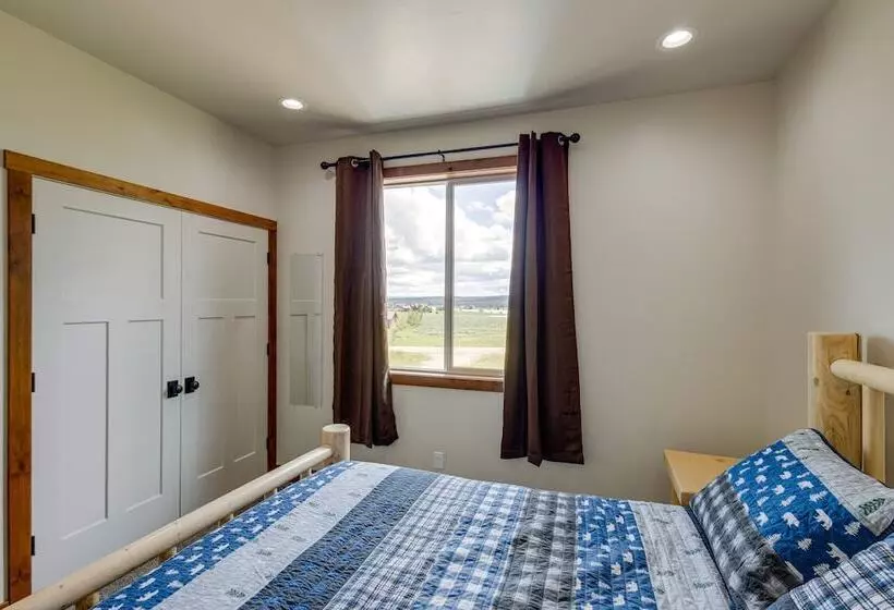 Mountain View Island Park Cabin Near Outdoor Rec!