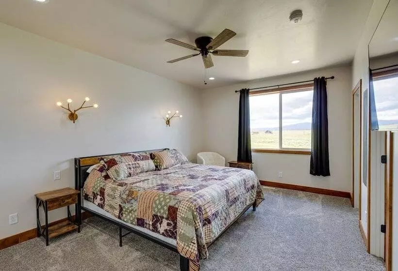 Mountain View Island Park Cabin Near Outdoor Rec!