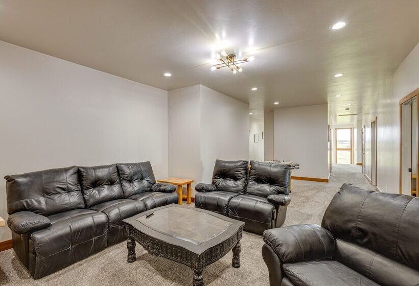 Mountain View Island Park Cabin Near Outdoor Rec!