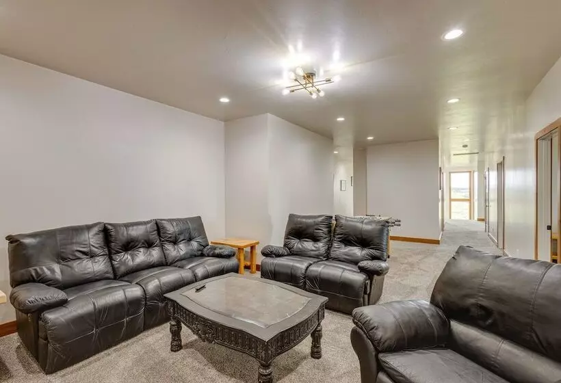 Mountain View Island Park Cabin Near Outdoor Rec!