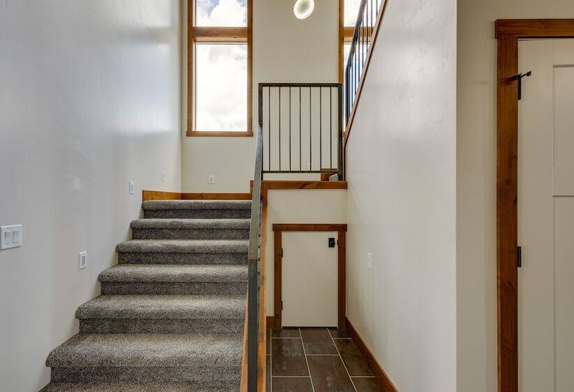 Mountain View Island Park Cabin Near Outdoor Rec!