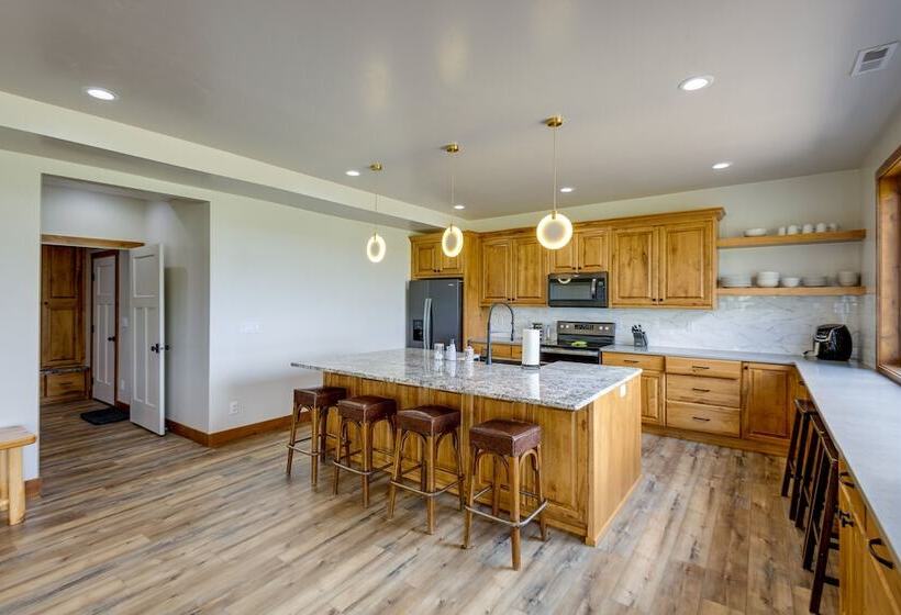 Mountain View Island Park Cabin Near Outdoor Rec!