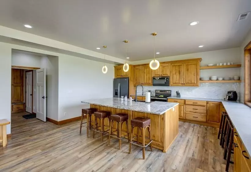 Mountain View Island Park Cabin Near Outdoor Rec!