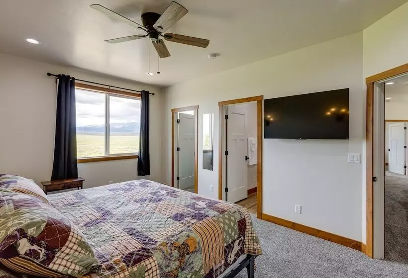 Mountain View Island Park Cabin Near Outdoor Rec!