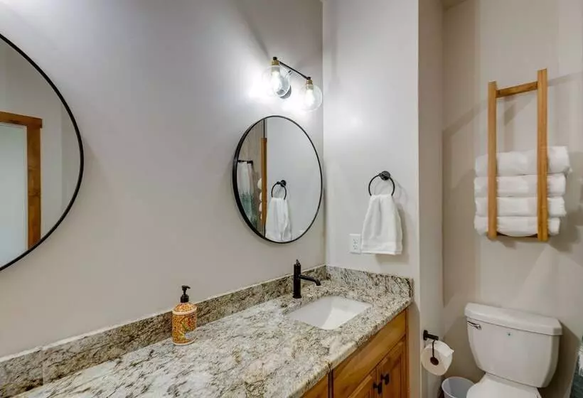 Mountain View Island Park Cabin Near Outdoor Rec!