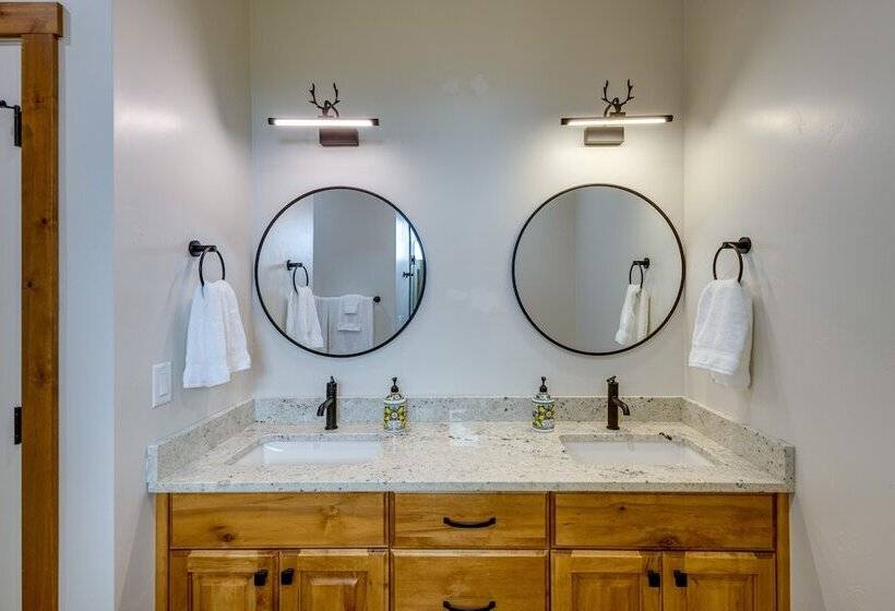 Mountain View Island Park Cabin Near Outdoor Rec!