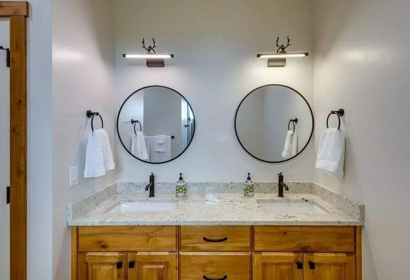 Mountain View Island Park Cabin Near Outdoor Rec!