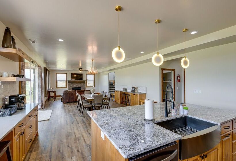 Mountain View Island Park Cabin Near Outdoor Rec!