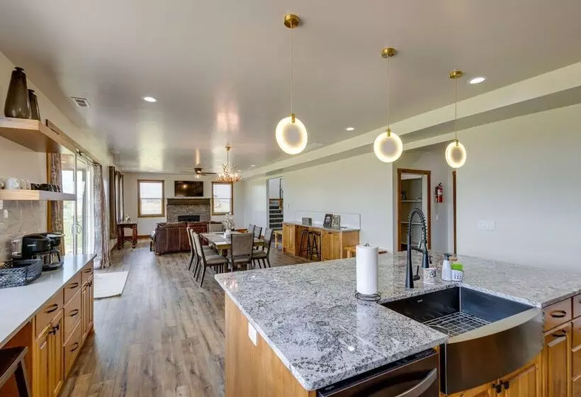 Mountain View Island Park Cabin Near Outdoor Rec!