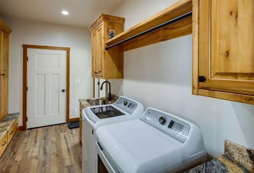 Mountain View Island Park Cabin Near Outdoor Rec!