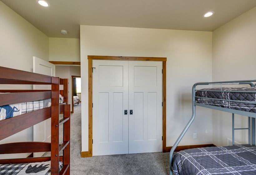 Mountain View Island Park Cabin Near Outdoor Rec!