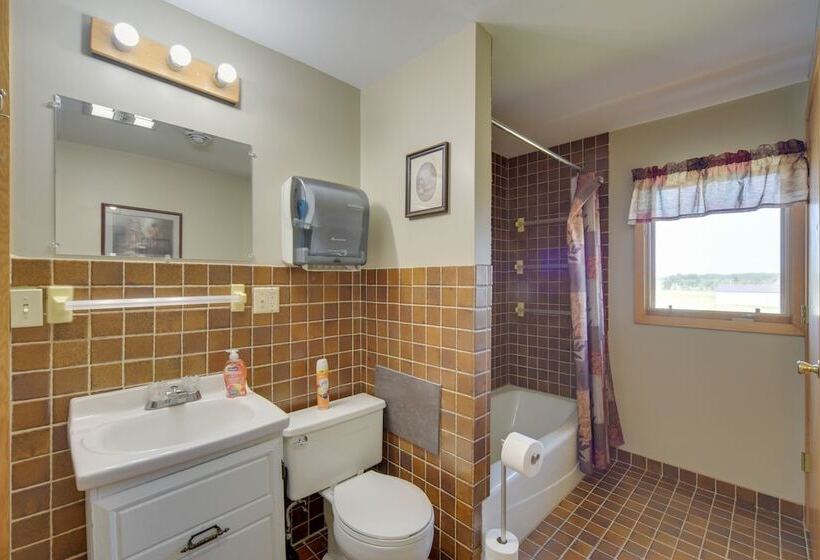 Nature S Paradise: Rustic Retreat In Wisconsin!