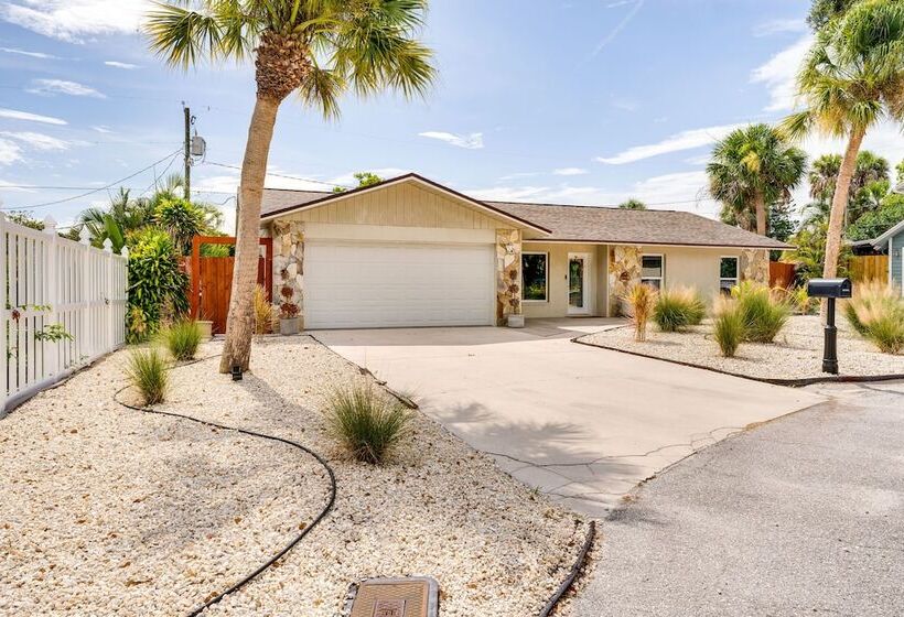 Nokomis Home W/ Screened Pool, 3 Mi To Beaches!
