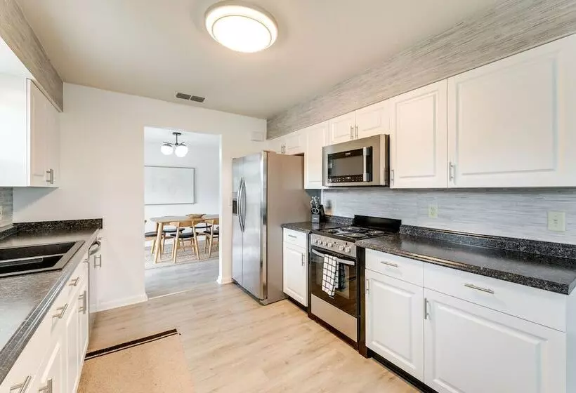 Nokomis Home W/ Screened Pool, 3 Mi To Beaches!