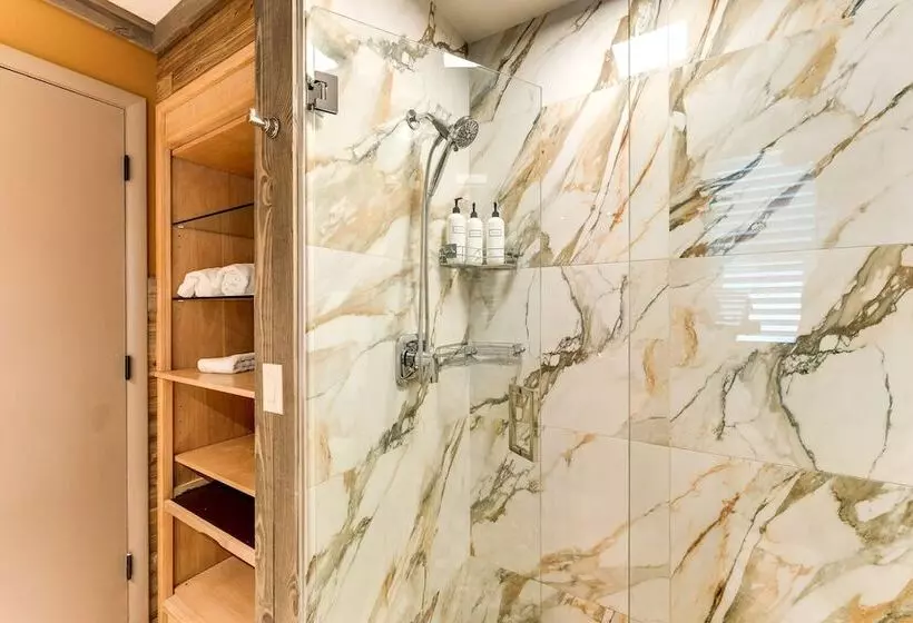 Nokomis Home W/ Screened Pool, 3 Mi To Beaches!