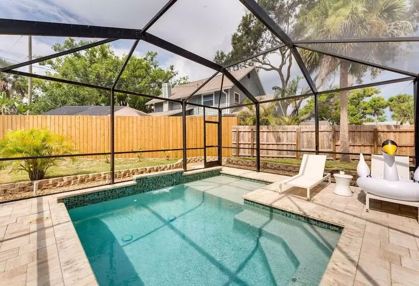 Nokomis Home W/ Screened Pool, 3 Mi To Beaches!