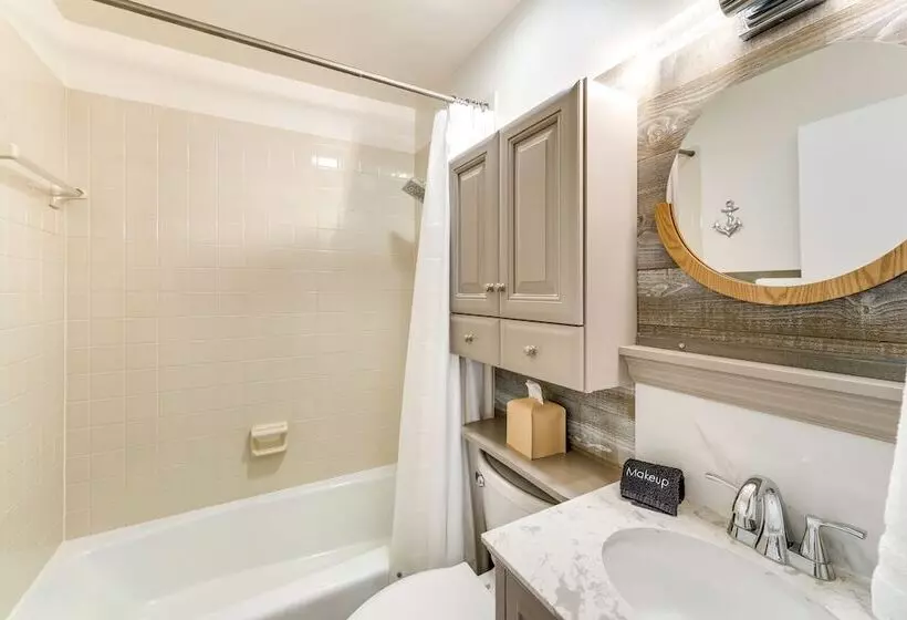 Nokomis Home W/ Screened Pool, 3 Mi To Beaches!