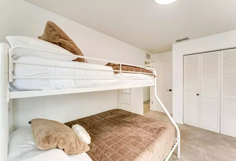 Nokomis Home W/ Screened Pool, 3 Mi To Beaches!