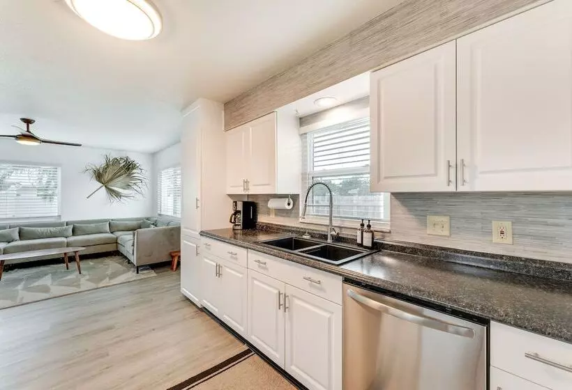 Nokomis Home W/ Screened Pool, 3 Mi To Beaches!