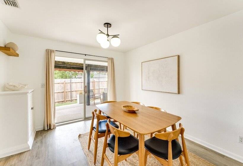 Nokomis Home W/ Screened Pool, 3 Mi To Beaches!