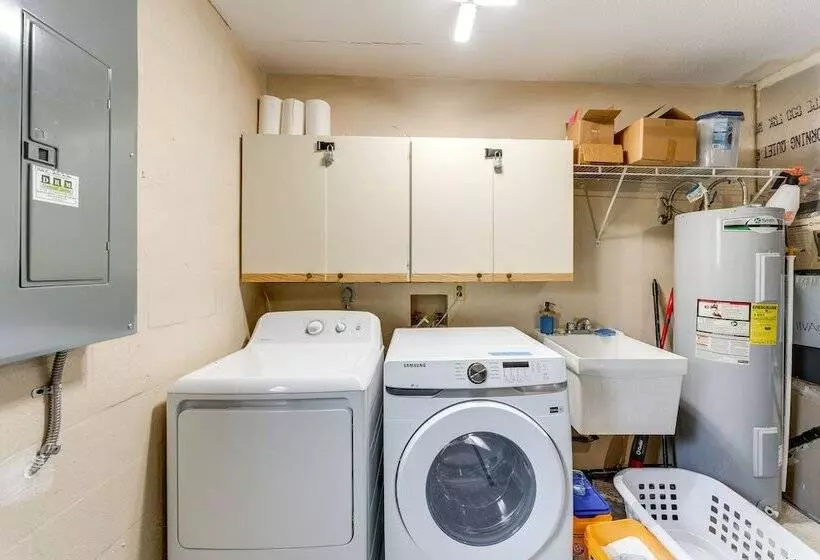 Nokomis Home W/ Screened Pool, 3 Mi To Beaches!