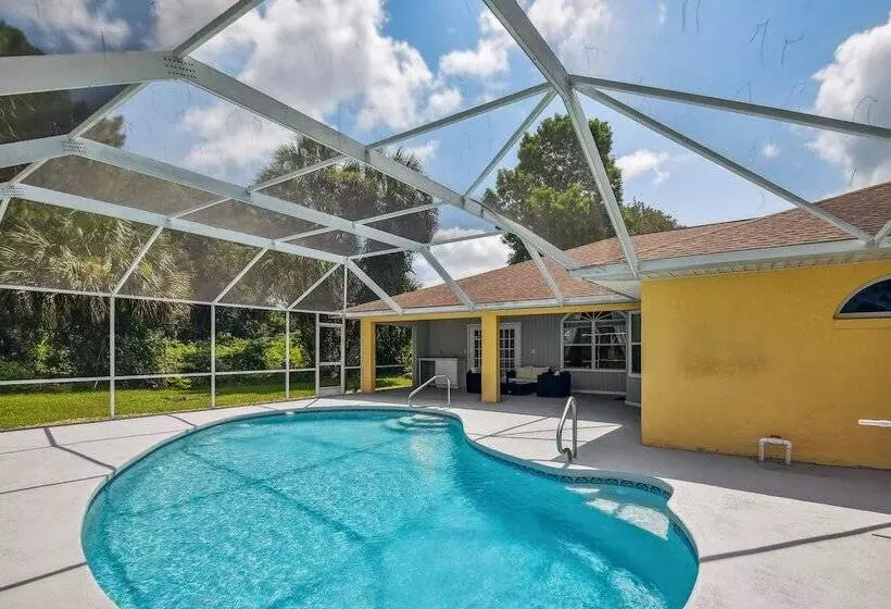Palm Coast Escape: Screened Lanai, Saltwater Pool!