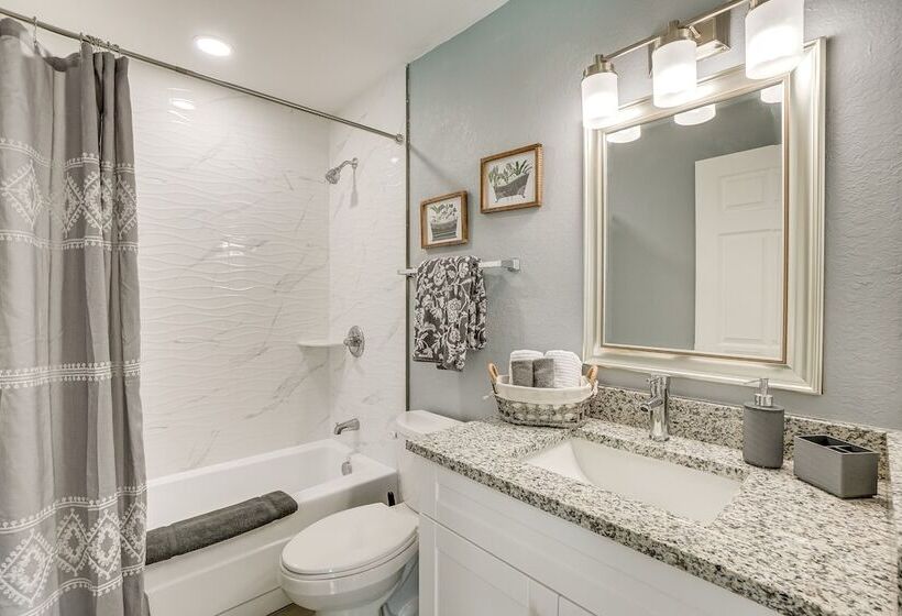 Poolside Paradise: Port Richey Retreat W/ Patio!