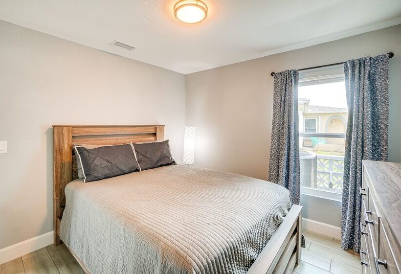 Poolside Paradise: Port Richey Retreat W/ Patio!