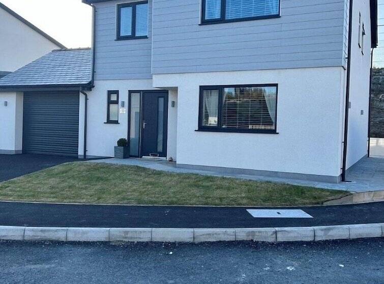 住所  Impeccable 4 Bed House In Trearddur Bay