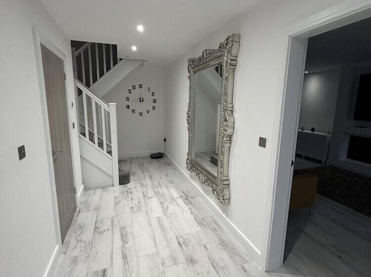 住所  Impeccable 4 Bed House In Trearddur Bay