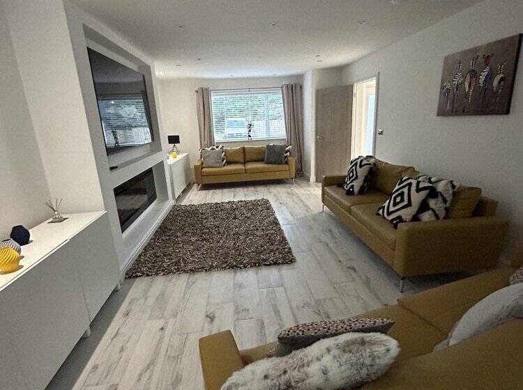 住所  Impeccable 4 Bed House In Trearddur Bay