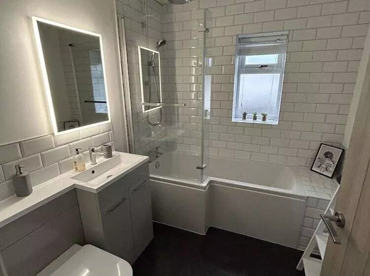 Residenssi Impeccable 4 Bed House In Trearddur Bay