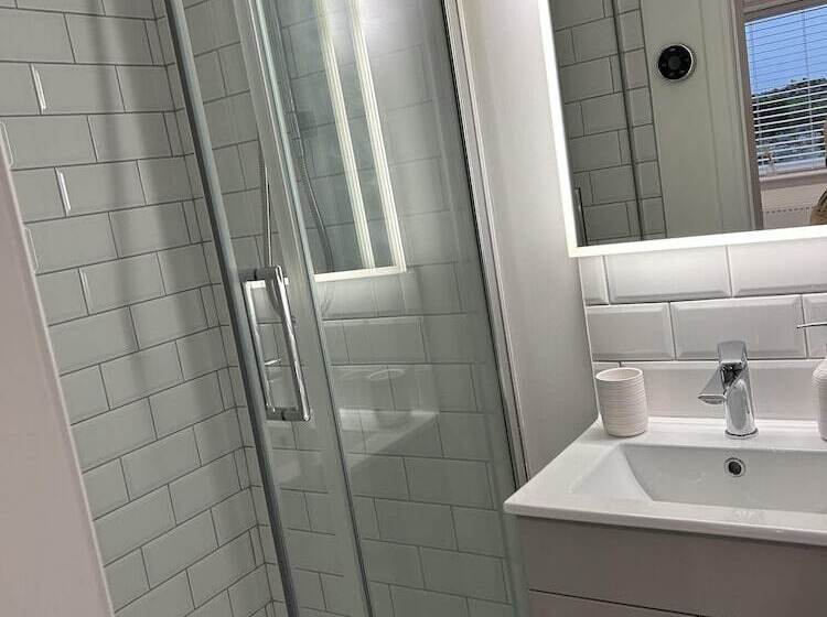 住所  Impeccable 4 Bed House In Trearddur Bay