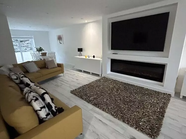 Residenssi Impeccable 4 Bed House In Trearddur Bay