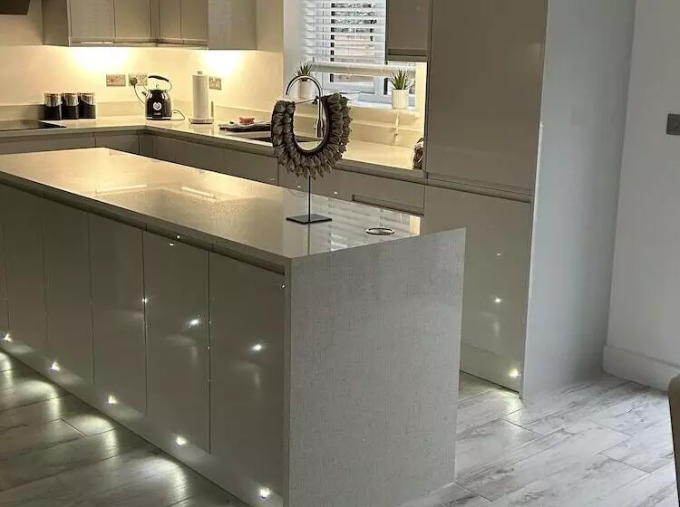 Residenssi Impeccable 4 Bed House In Trearddur Bay