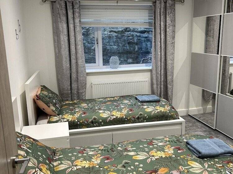 住所  Impeccable 4 Bed House In Trearddur Bay