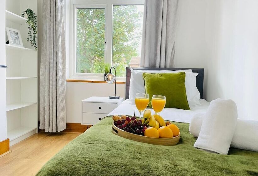 דירת נופש Lovely 4 Bed House In Luton