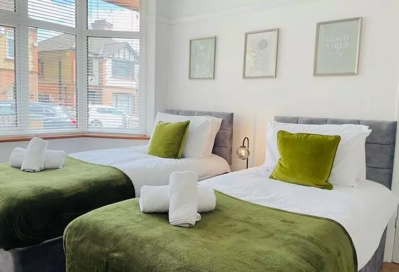 Residenssi Lovely 4 Bed House In Luton