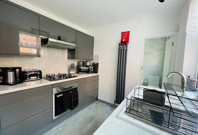 דירת נופש Lovely 4 Bed House In Luton