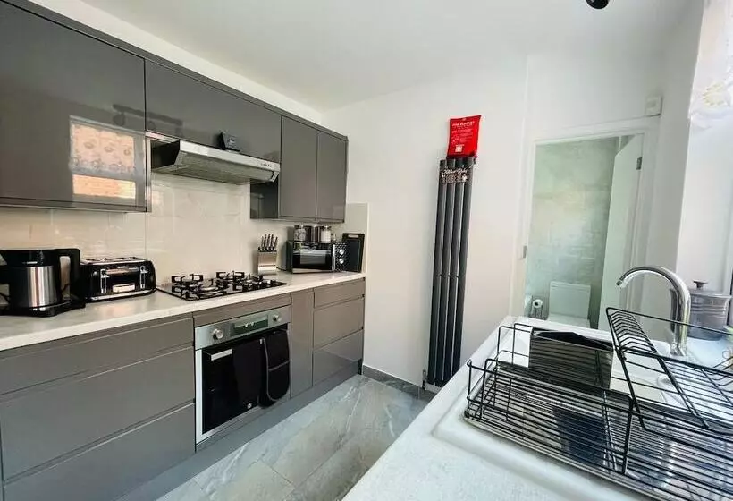 Residenssi Lovely 4 Bed House In Luton