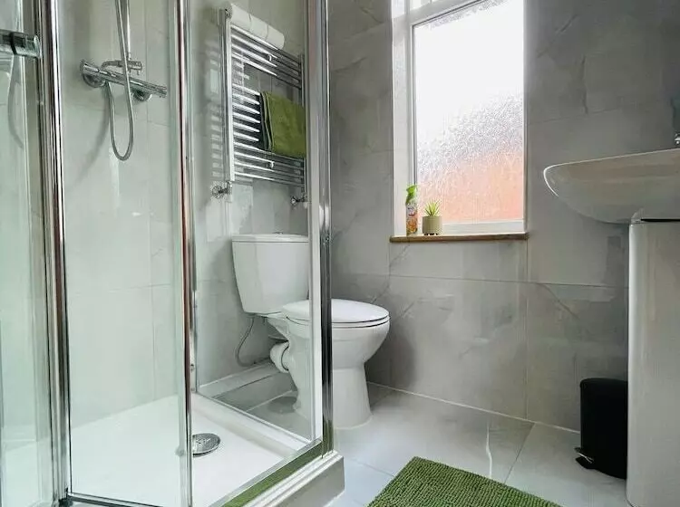 Residenssi Lovely 4 Bed House In Luton